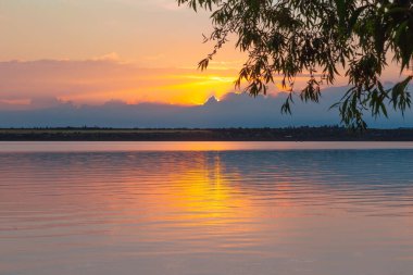 Nehrin üzerinde renkli günbatımı, gökyüzü yansıması