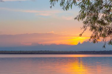 Nehrin üzerinde renkli günbatımı, gökyüzü yansıması
