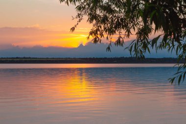 Nehrin üzerinde renkli günbatımı, gökyüzü yansıması