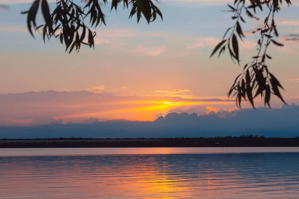 Pôr do sol colorido sobre o rio, com reflexo do céu — Fotografia de Stock