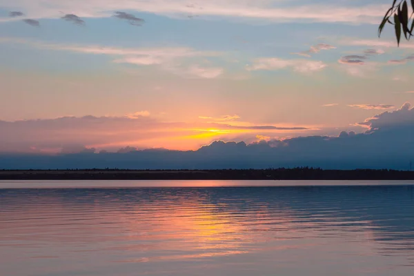 Pôr do sol colorido sobre o rio, com reflexo do céu — Fotografia de Stock