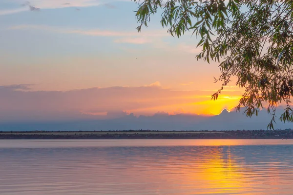 Nehrin üzerinde renkli günbatımı, gökyüzü yansıması