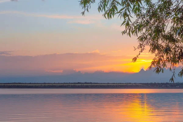 Pôr do sol colorido sobre o rio, com reflexo do céu — Fotografia de Stock