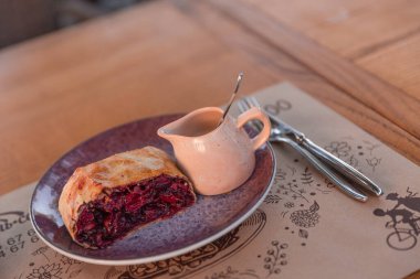 Yakın plan kirazlı ev yapımı meyveli turta. yatay