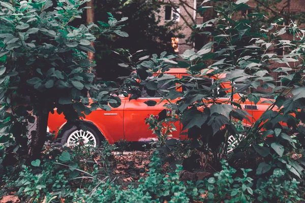 Erinnern an alte russische Autos, die auf der Straße geparkt waren Stockfoto