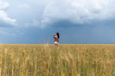 Buğday tarlasında genç bir kadın