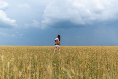 Buğday tarlasında genç bir kadın