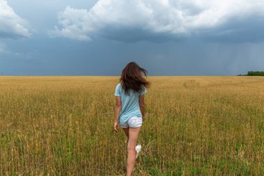 Yazın Buğday Tarlasında Genç Bir Kadın