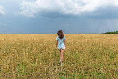Yazın Buğday Tarlasında Genç Bir Kadın
