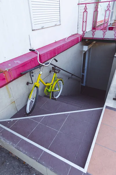 Vieux vélo jaune sur le mur — Photo