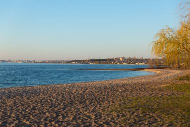 Bir su kütlesinin üzerindeki köprüye yakın çekim