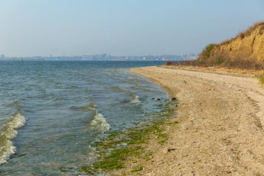 Bir su kütlesinin üzerinde bir köprü