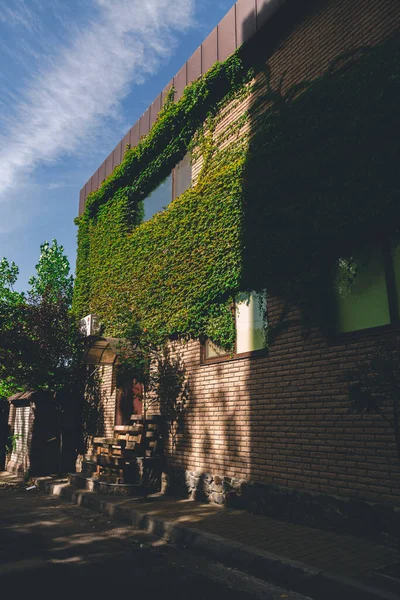 A sign on the side of a building — Stock Photo, Image