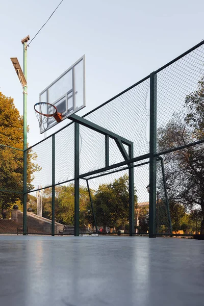 Открытая баскетбольная площадка в общественном парке — стоковое фото