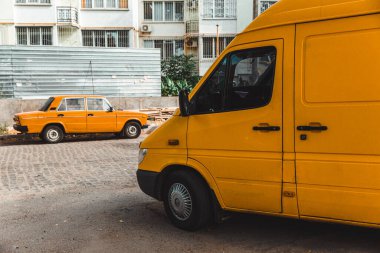 Binanın kenarına park edilmiş bir minibüs. Yüksek kalite fotoğraf