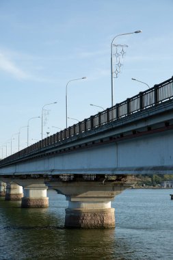 Köprüden geçen bir tren bir su kütlesinin üzerinden geçiyor. Yüksek kalite fotoğraf