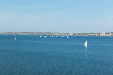 Bir su kütlesinin üstünde bir işaret. Yüksek kalite fotoğraf
