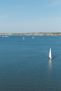 Bir su kütlesinin üzerinde bir köprü. Yüksek kalite fotoğraf