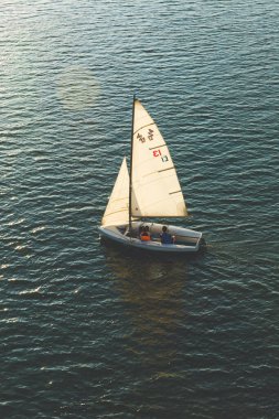 Suyun içinde küçük bir tekne. Yüksek kalite fotoğraf