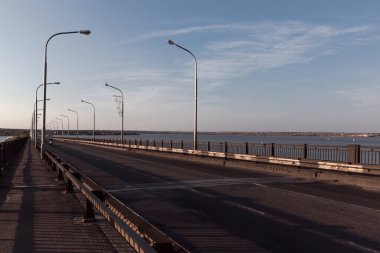 Çelik raylarda büyük, uzun bir tren. Yüksek kalite fotoğraf