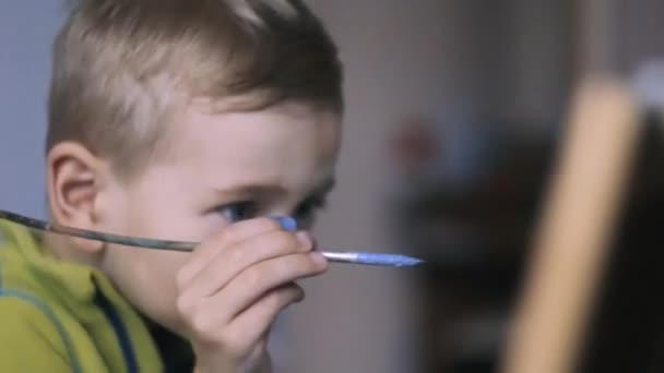 Mol tekent met een borstel op de ezel — Stockvideo