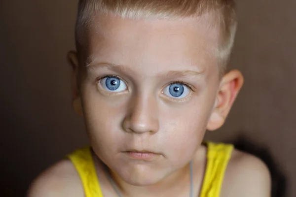 Portret Chłopca Dużymi Niebieskimi Oczami — Zdjęcie stockowe