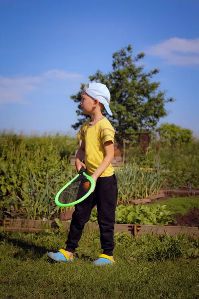 Summer, sarı tişörtlü bir çocuk harika tenis oynar.
