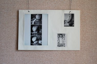 Duvarında fotoğraflar olan fotoğraf çerçevesi.