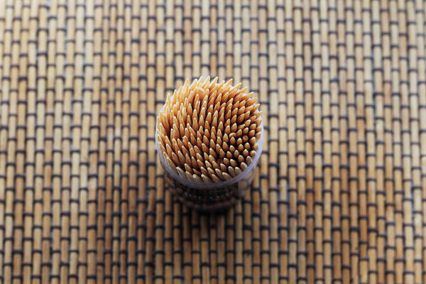 стопка зубочистки на коврике
