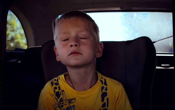 Jongen Met Zijn Ogen Dicht Zit Een Kinderzitje Achterbank Van — Stockfoto