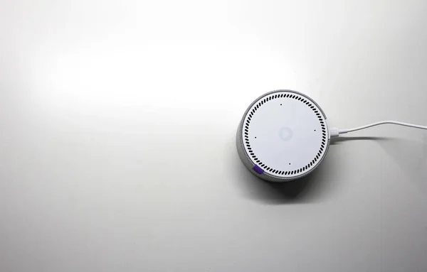 küçük beyaz yuvarlak müzik sütunu