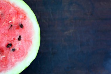 Karpuzun yarısı karanlık bir yüzeyde