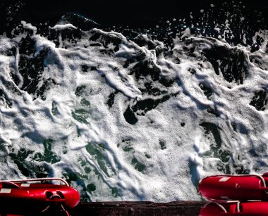 Mavi denizde köpük / yaşam koruyucu 