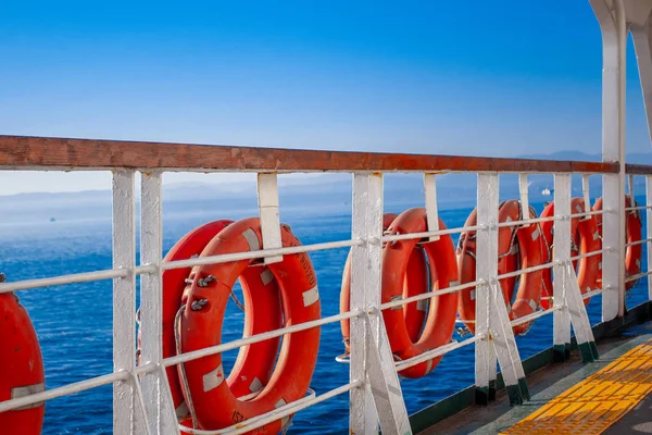 Büyük teknede ring lifebuoy. Zorunlu gemi ekipmanları. Kişisel yüzdürme cihazı. Boğulmayı önleyin. Bir yolcu gemisinin güvertesinde turuncu cankurtaran. Başka bir şehre yolculuk 