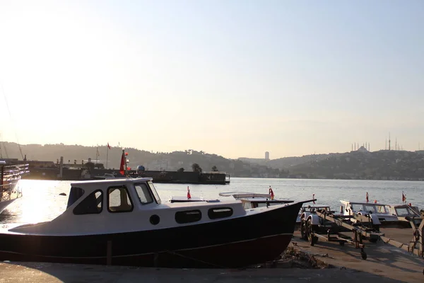 日の出の土地に白いボート イスタンブールボスポラス海峡とスカイライン 2019年9月 — ストック写真