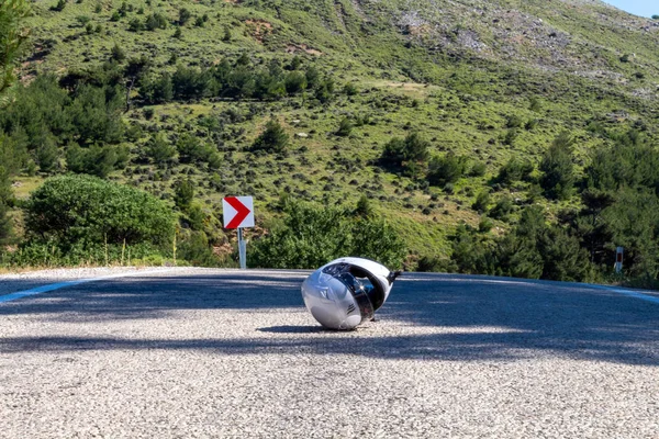 Asfalt yolun ortasında bir kask kaza sonrası korkunç oldu 