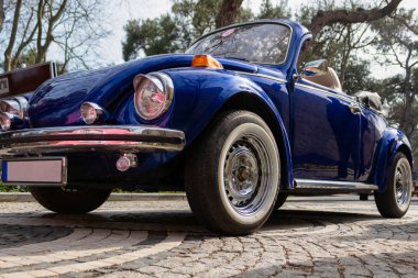 Lacivert klasik üstü açılabilir arabanın ön sol tarafı. 