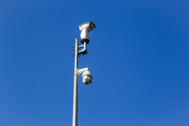 Dönen güvenlik kamerası ve sokak direğinde çift lensli güvenlik kamerası. 