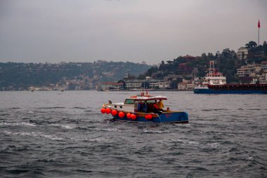 İstanbul, Türkiye 16 Ekim 2019: İstanbul Boğazı 'nın ortasındaki balıkçı teknesi   