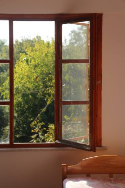 Yatak odasına tahta pencereden ışık giriyor. 