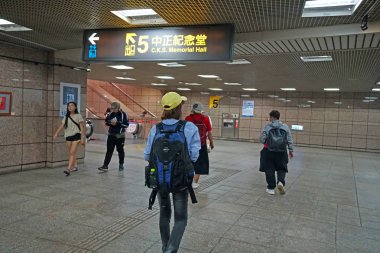 Taipei, Tayvan - 27 Temmuz 2019 : Yolcular Chiang kai-shek Memorial hall Metro İstasyonunda yürüyor.