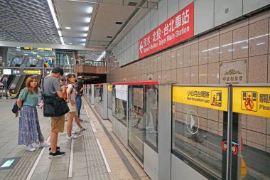 Taipei, Tayvan - 27 Temmuz 2019 : Yolcular Chiang kai-shek Memorial hall Metro İstasyonunda yürüyor.