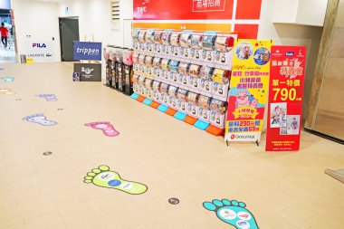 Taipei, Tayvan - 27 Temmuz 2019 : Taipei Main istasyonunda Gashapon makinesi. Gashapon otomat dağıtılan kapsül oyuncaklar biridir.