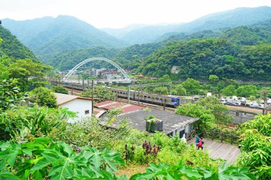 Yeni Taipei City , Tayvan - 28 Temmuz 2019 : Jieshou köprüsü Keelung Nehri'ni geçiyor.