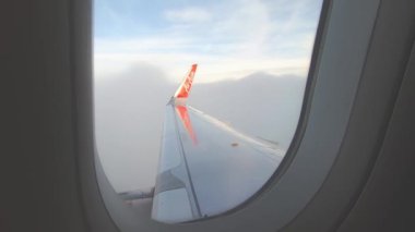 BANGKOK, THAILAND - 20 Temmuz 2020. Tayland 'a bakan uçak penceresinden güzel bir manzara.