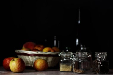 Yağ ve baharat şişeleri, mutfak, elma