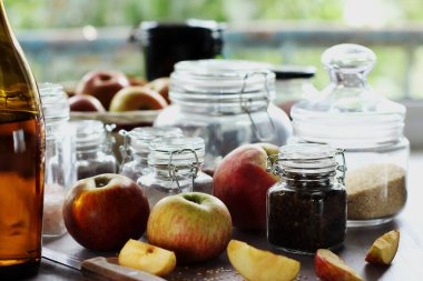 Yağ ve baharat şişeleri, mutfak, elma