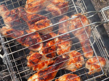 Bir ızgarada kızartılmış et