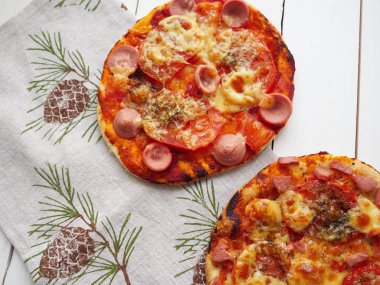Küçük pizza sosis ile