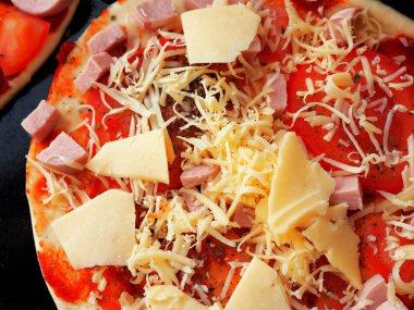 Pişirme tepsisinde domates sosu ile pizza hamuru